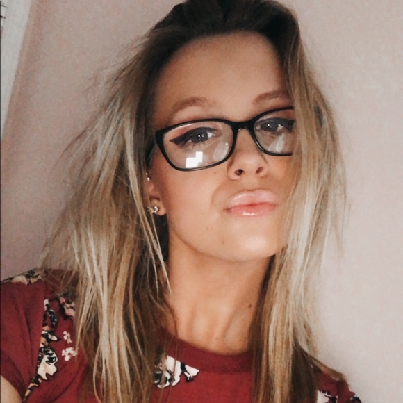 Meet your Posher, Cayley - Picture 1 of 1